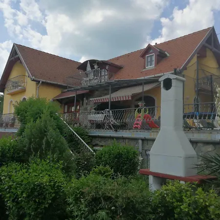 Apartmanhaz Klara Гостевой дом *